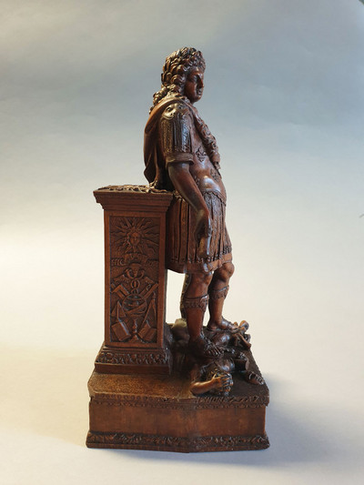 Regnauld Mesny, statue en bois représentant Louis XIV écrasant avec ses pieds le symbole de l'hérésie