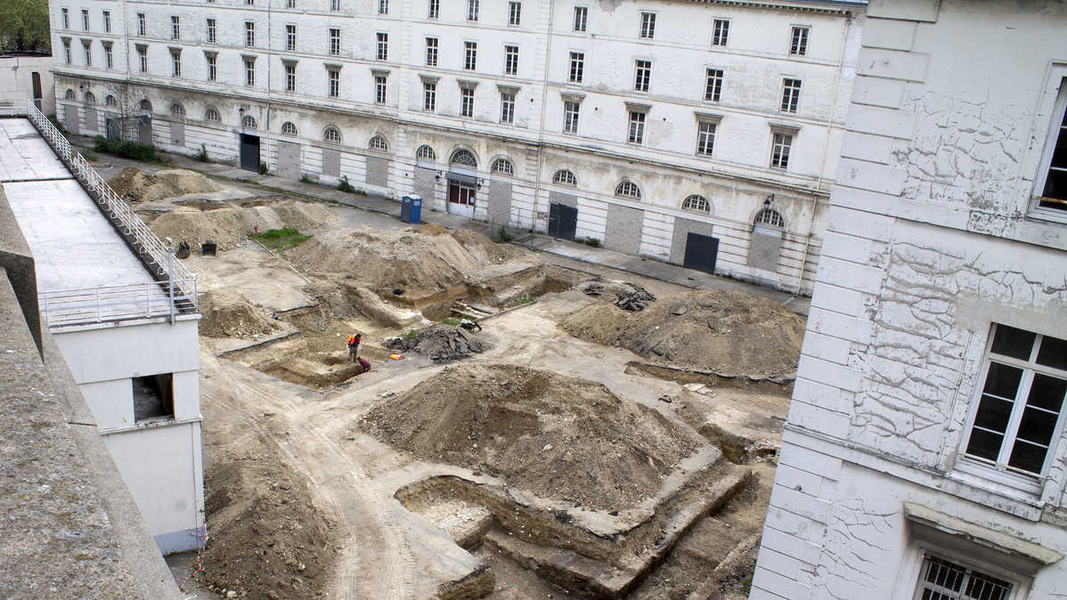 Cour de l'ancienne caserne Sully à Saint Cloud. Chantier de fouilles archéologiques du site du futur musée du Grand Siècle Cour de l'ancienne caserne Sully à Saint Cloud. Chantier de fouilles archéologiques SAI78-92