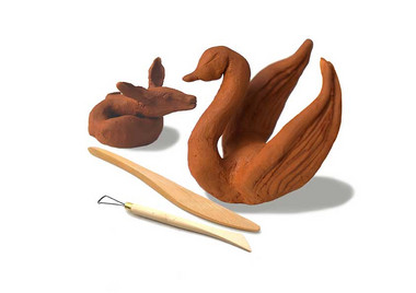Cygne et lapin en argile modelés, avec les outils utilisés