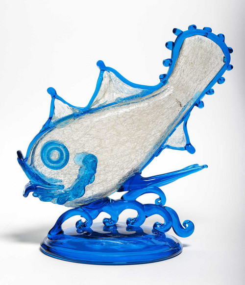 Oeuvre d'art représentant un poisson de verre émaillé de bleu
