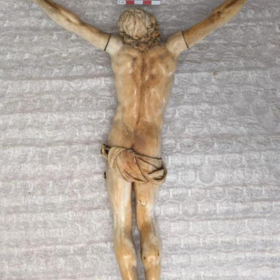 2.Crucifix_-_Revers_avant_nettoyage__c__DR.png