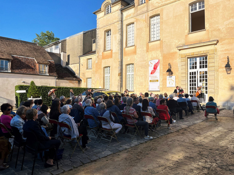 Fête de la musique 2024 au musée du grand siècle, devant le Petit Château