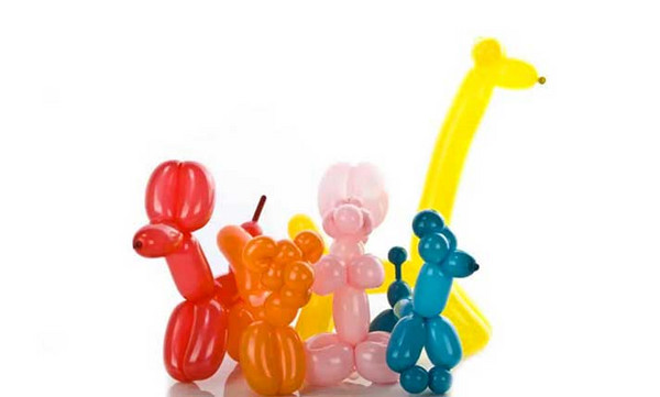 Cinq ballons colorés, façonnés en forme d'animaux
