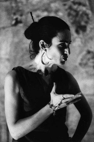 Portrait en noir et blanc de l'artciste Frida Morrone