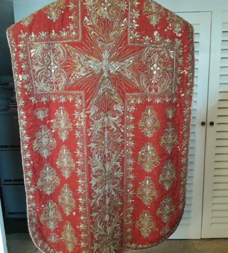Chasuble ancienne avec fond rouge et décors brodés or