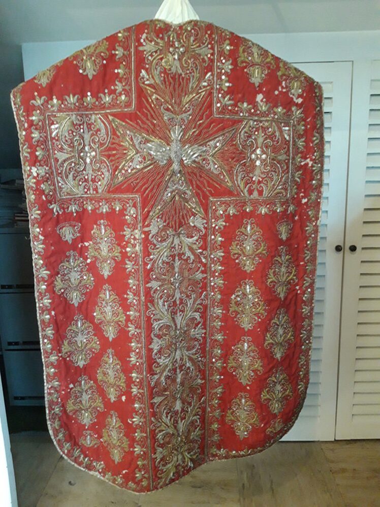 Chasuble ancienne avec fond rouge et décors brodés or