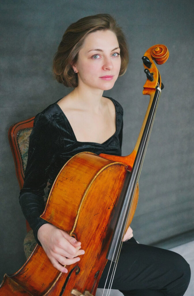 Portrait de la jeune musicienne gambiste Natalia Timofeeva avec son instrument