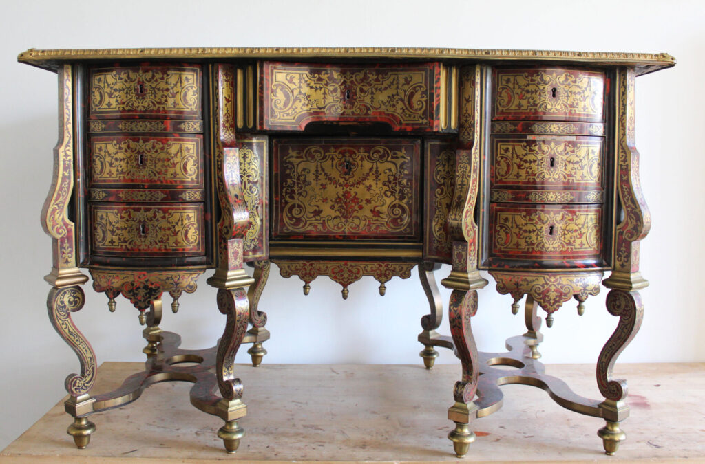 Bureau du XVIIIe siècle en marqueterie et en bronze doré
