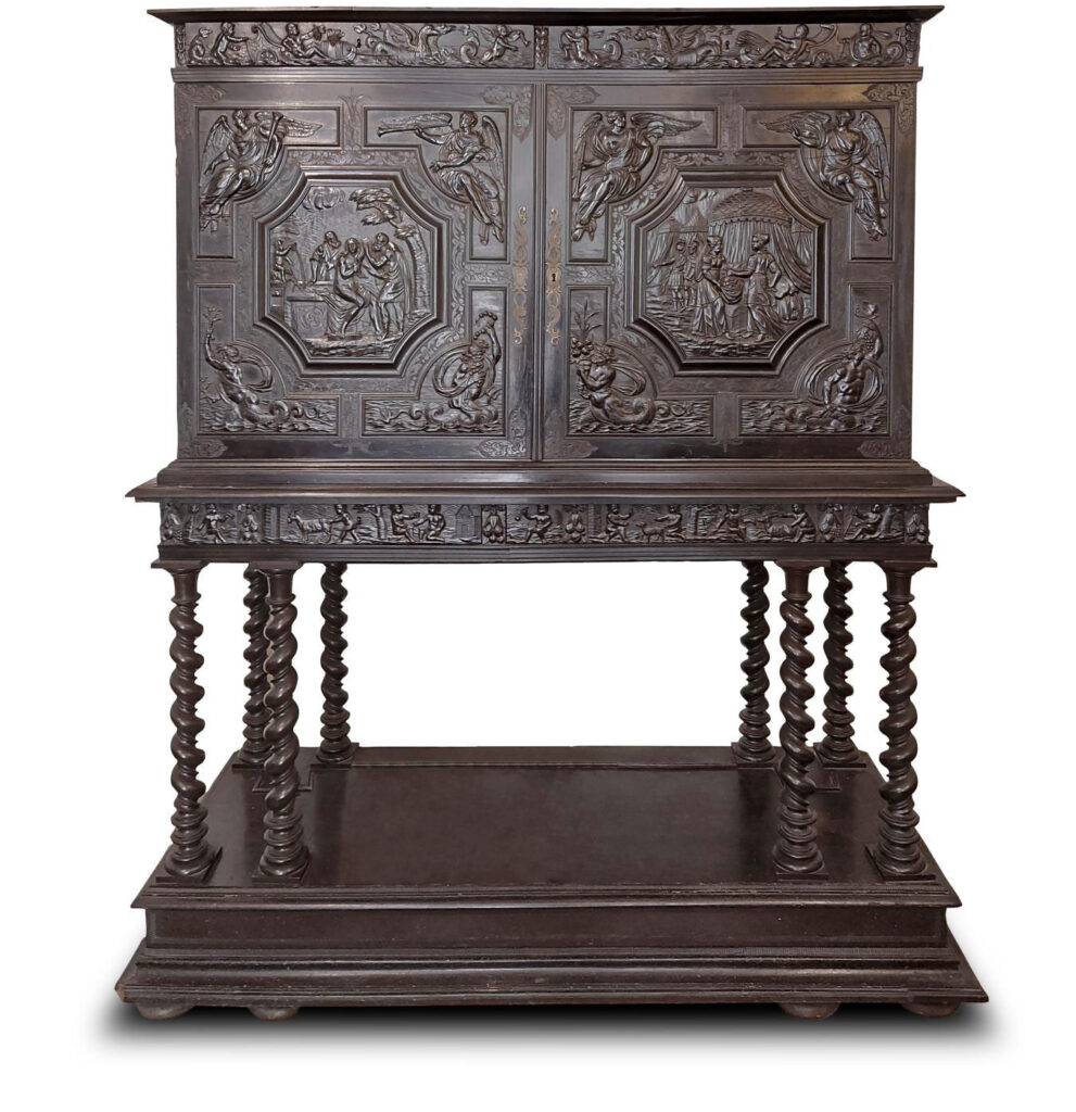 Cabinet sculpté en ébène de couleur foncée