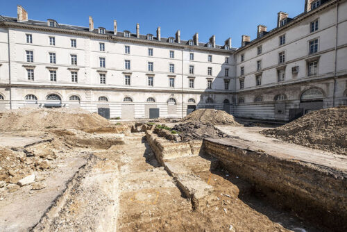 Chantier de la caserne Sully, fouilles devant les bâtiments