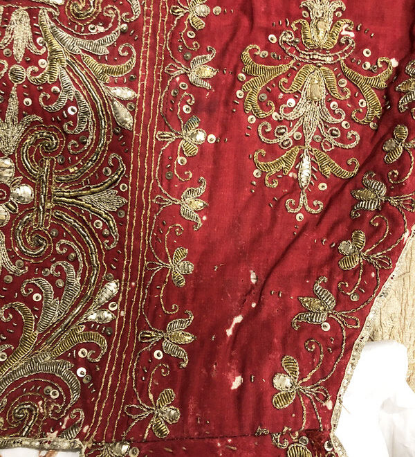 Détail de chasuble ancienne, broderies dorées sur fonds rouge