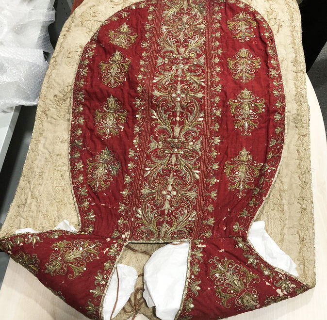 Chasuble ancienne ornée de rouge et d'or