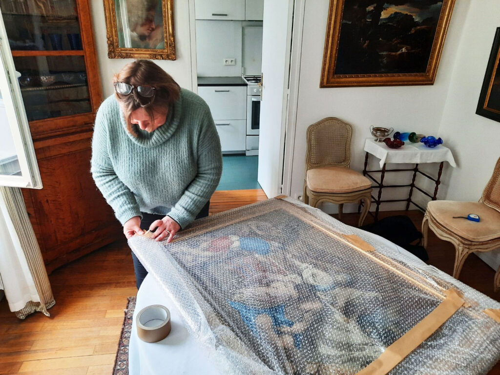 Restauratrice réparant la peinture de Samson et Dalila