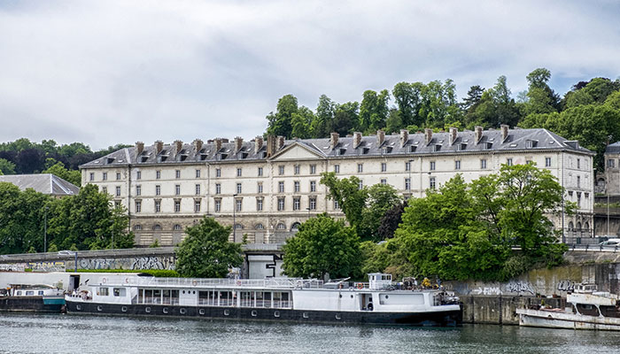 Vue actuelle de la caserne de Saint-Cloud donnant sur la Seine