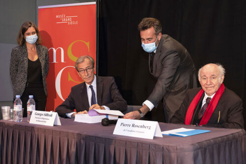 Le Président Georges Siffredi et le collectionneur Pierre Rosenberg signant de l’acte de donation de la collection