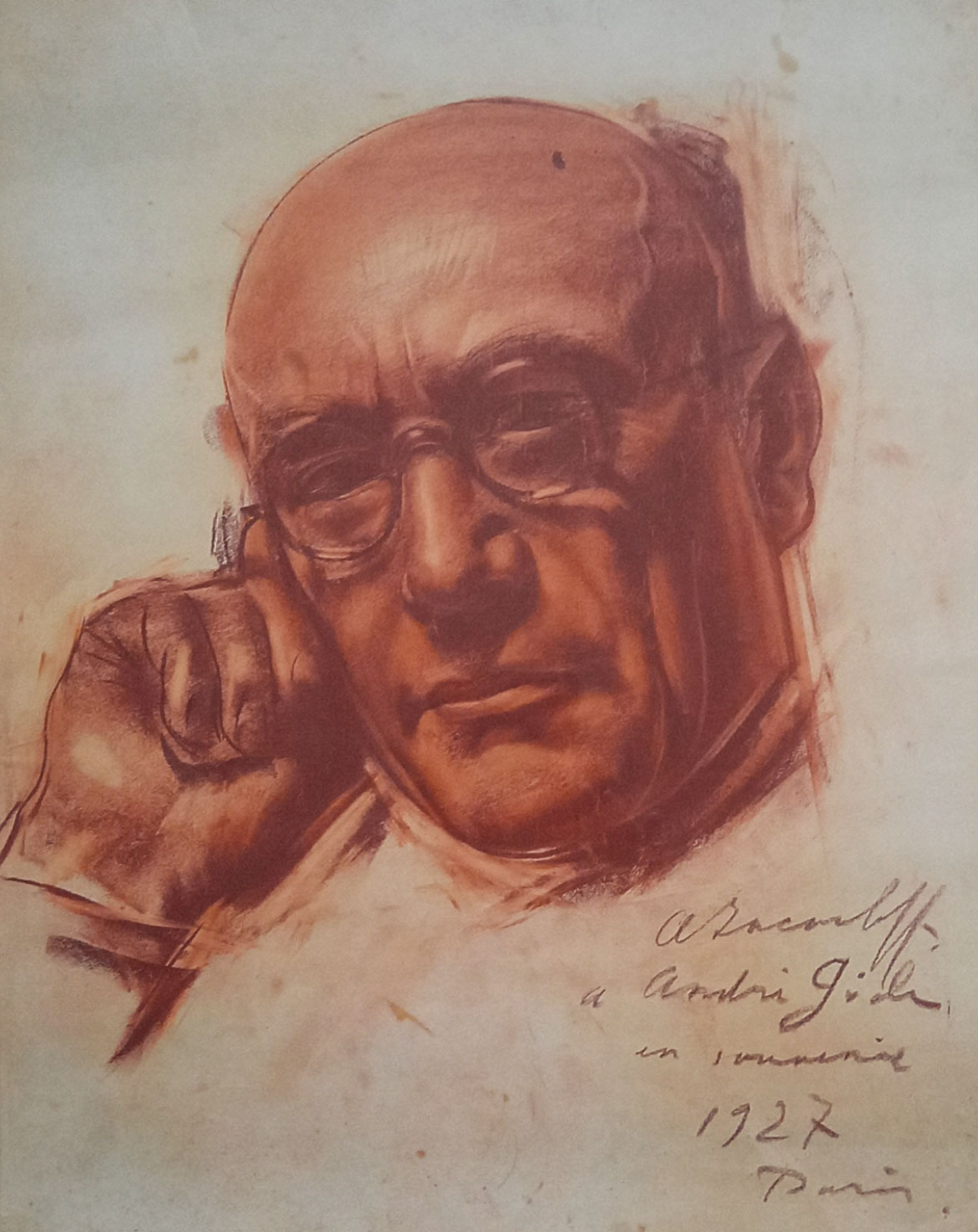 Portrait d'André Gide en sanguine, lunettes et joue appuyée sur le poing