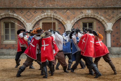 Démonstration d'un combat d'escrime comme au XVIIe siècle et en costume : capes, bottes et chapeaux