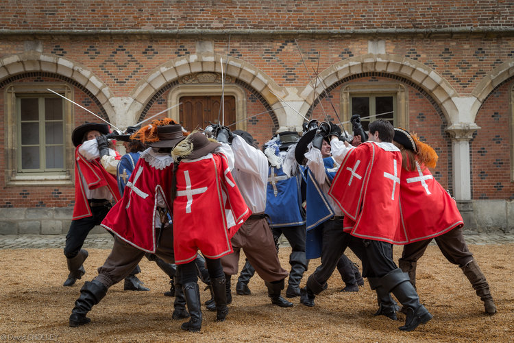 Démonstration d'un combat d'escrime comme au XVIIe siècle et en costume : capes, bottes et chapeaux