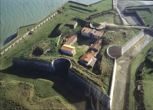 Vue d'avion du fort au bord de l'eau et sa structure en forme d'étoile