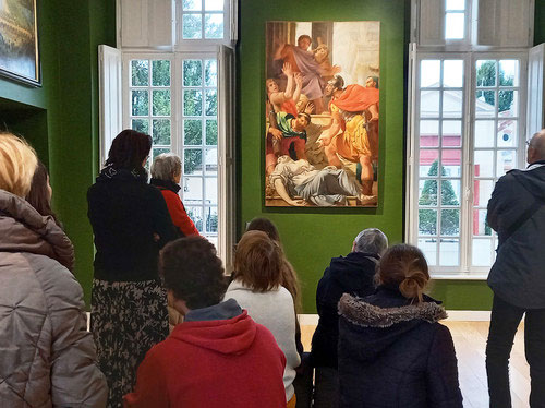 Visite guidée au Petit Château, groupe regardant un tableau