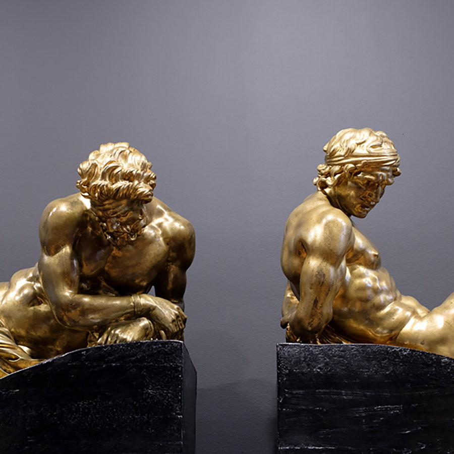 Les deux captifs en bronze doré, attribué à François et Michel Anguier vers 1670