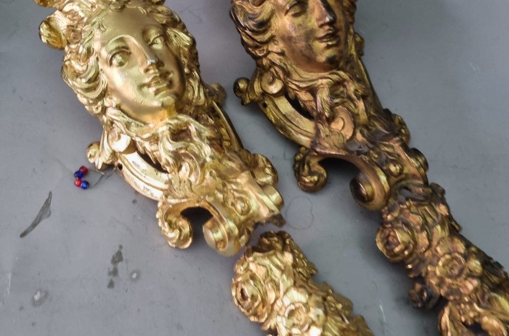 Deux bronzes dorés du bureau, l'un avant et l'autre après restauration