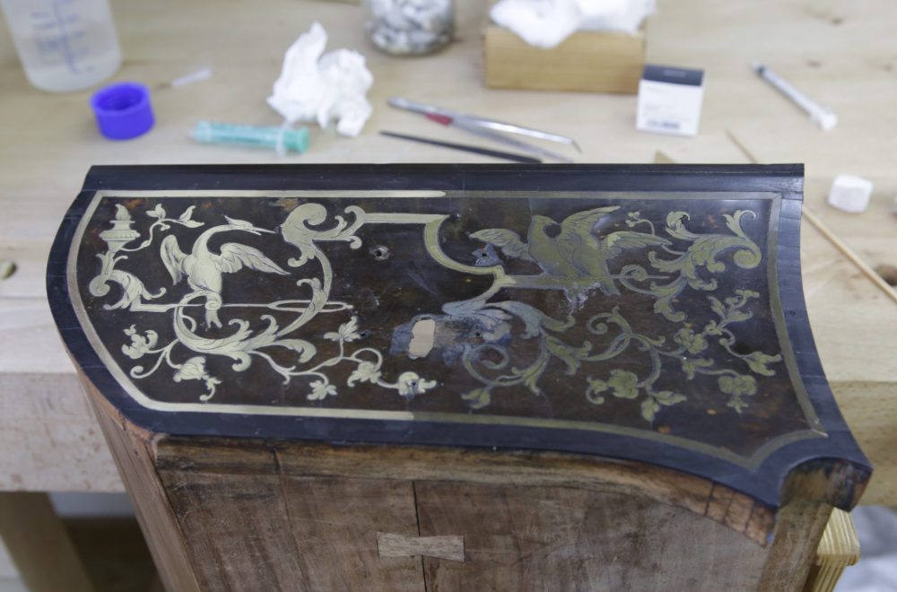 Passage de gel sur un détail du bureau en marqueterie