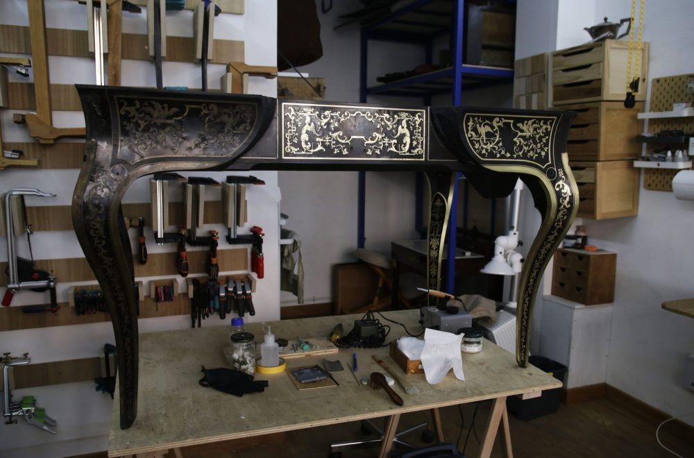 Vue du bureau entier dans l'atelier de restauration