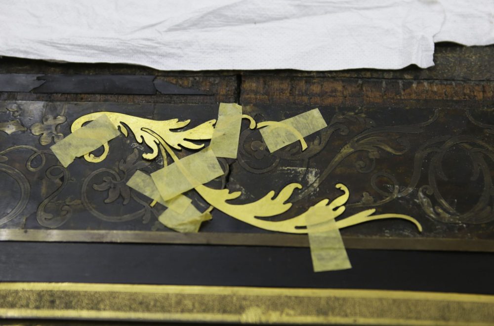 Pièce de comblement dorée sur le bois en restauration