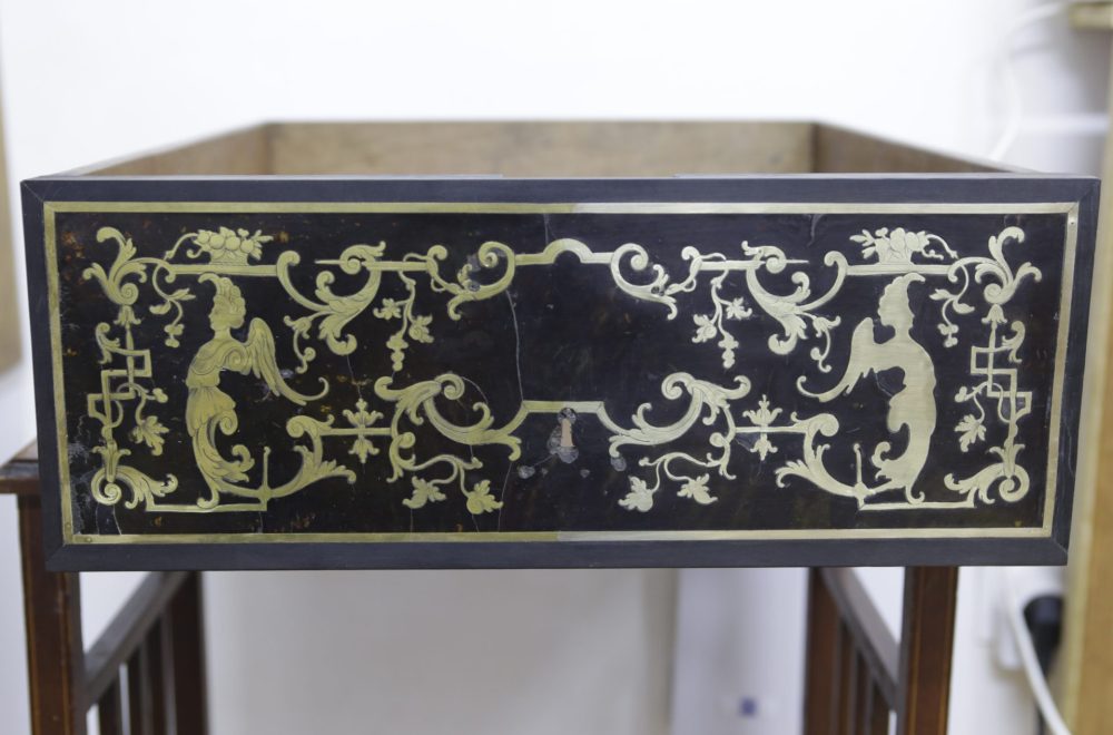 Restauration du tiroir du bureau en marqueterie