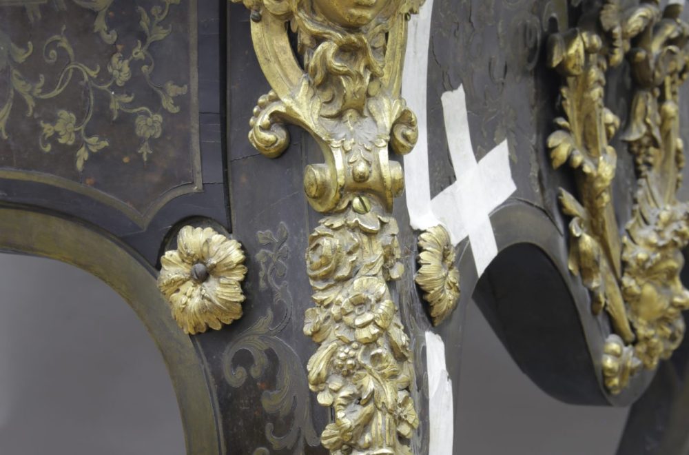 Détail des sculptures en bronze encrassées