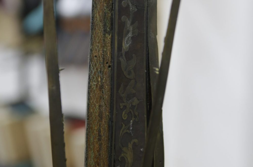 Vue de filet de laiton sur bois