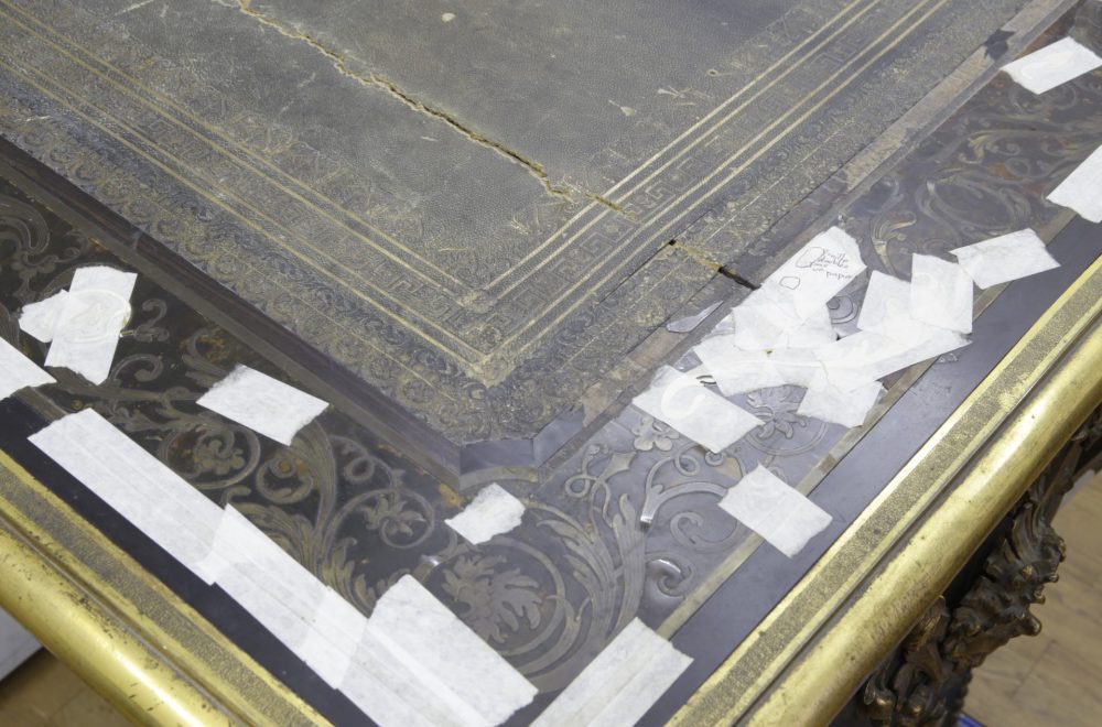 Travail sur le cuir, vue d'une fente en cours de comblement