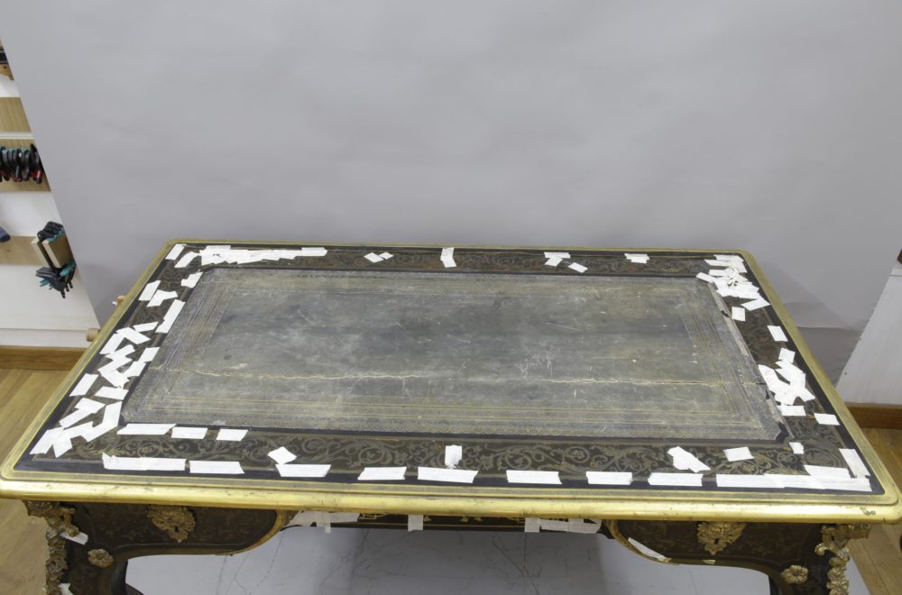 Vu du plateau fendu avec son cuir fissuré et encrassé