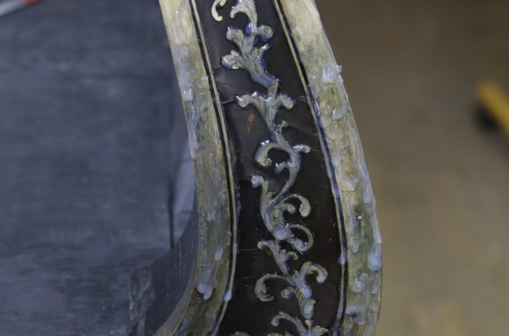 Passage de gel sur un angle du bureau en marqueterie