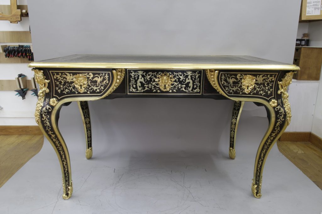 Vue du bureau entier en bois sculpté avec dorures, tout juste restauré