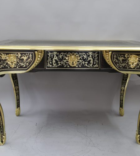 Vue du bureau entier en bois sculpté avec dorures, tout juste restauré