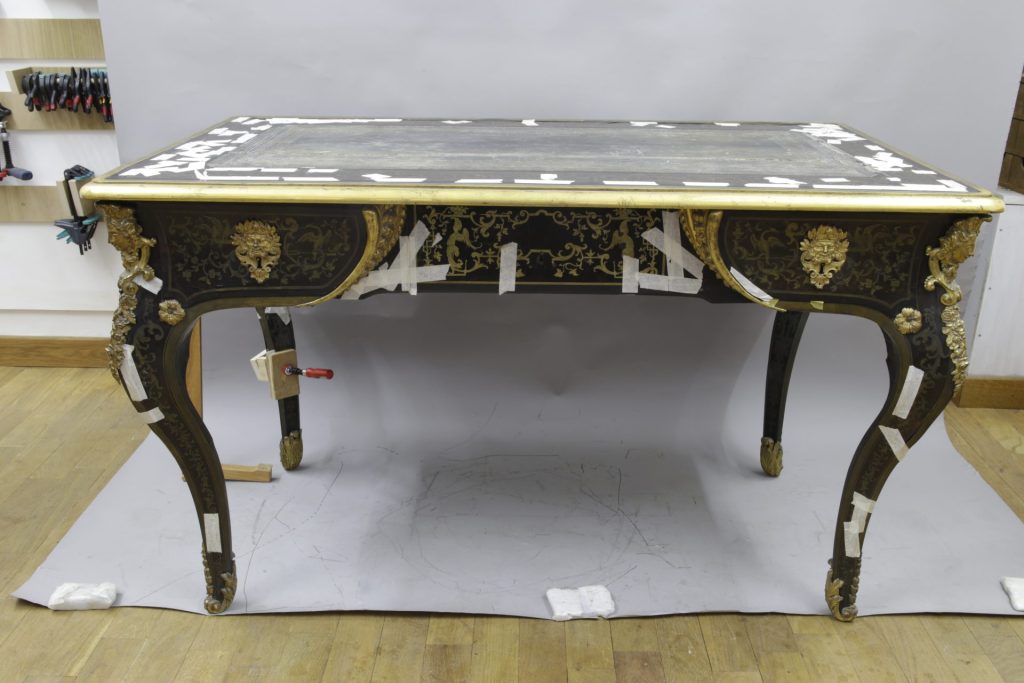 Le bureau entier dans l'atelier prêt à être restauré