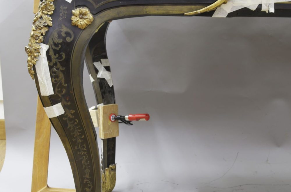 Pied du bureau en réparation