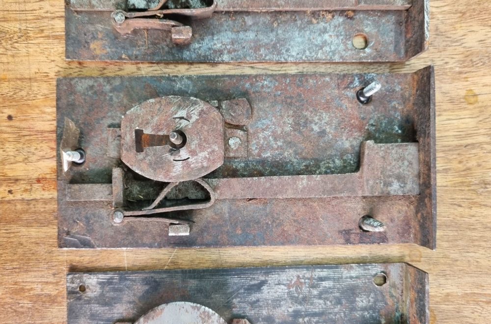Trois serrures rouillées