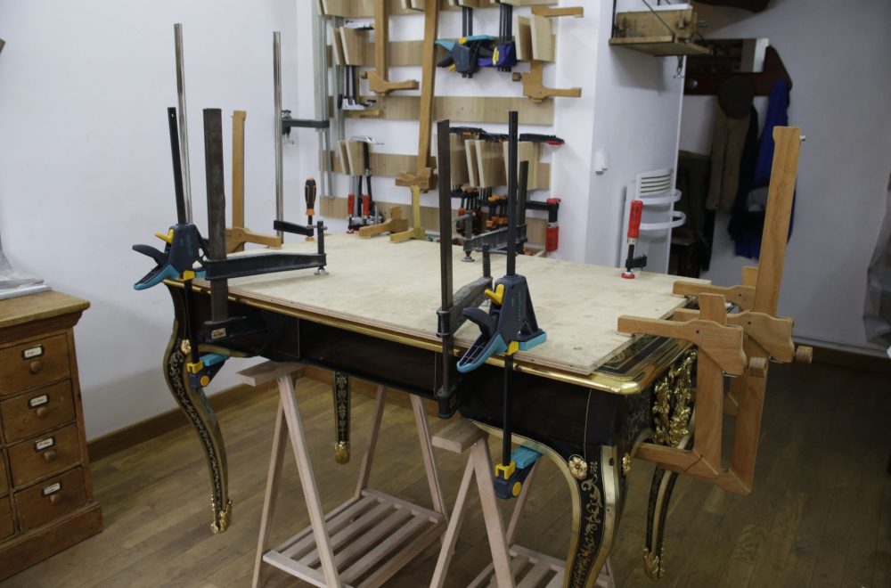 Plateau en cours de collage