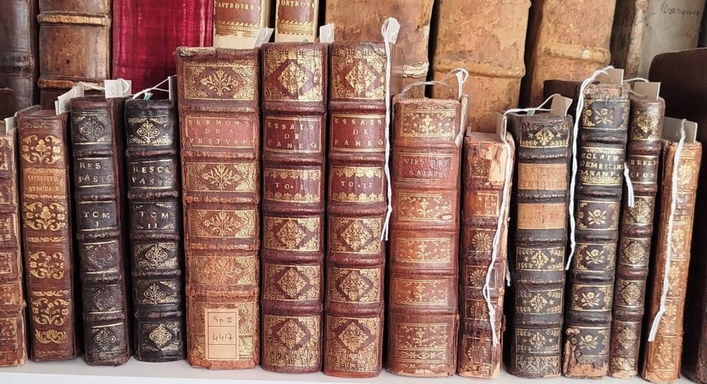 Rayons de livres anciens du XVIIe siècle, aperçu de la donation Catherine et Gérard M.