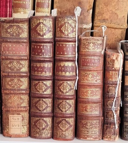 Rayons de livres anciens du XVIIe siècle, aperçu de la donation Catherine et Gérard M.