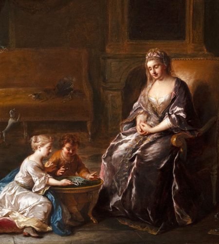 Mère regardant ses enfants jouer au pousse-épingle dans un intérieur confortable