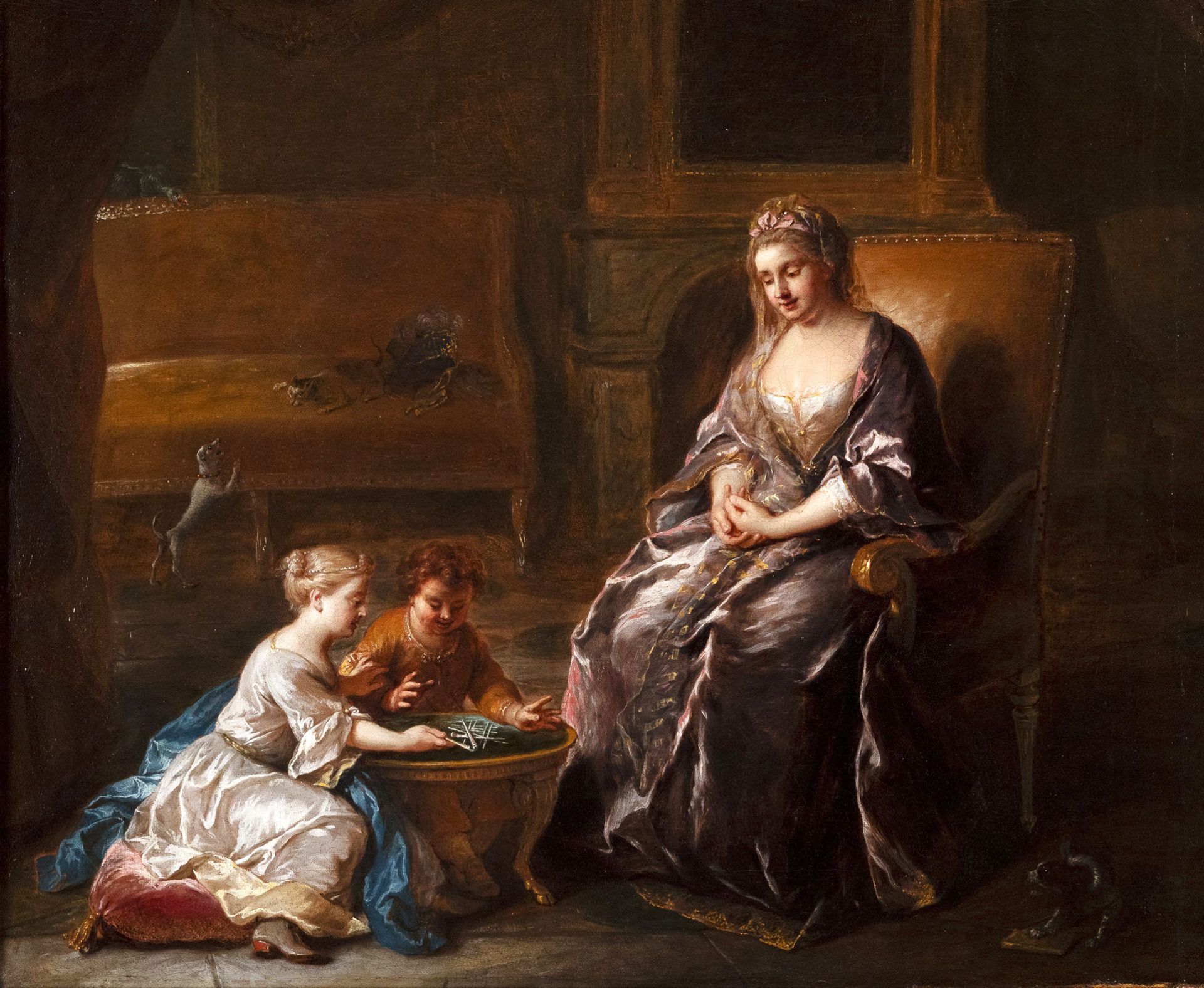 Mère regardant ses enfants jouer au pousse-épingle dans un intérieur confortable