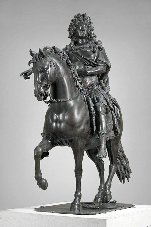 Statue en bronze du roi Louis XIV sur un cheval en marche