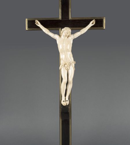 Crucifix vu de face, Christ en ivoire, croix en bois bordé de laiton doré