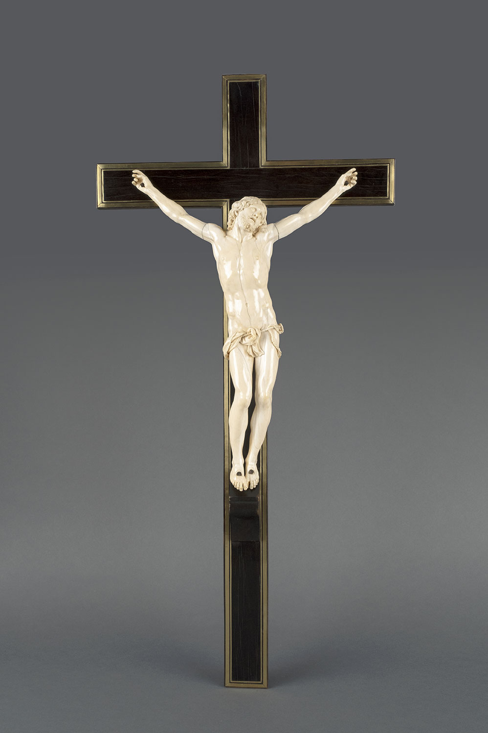 Crucifix vu de face, Christ en ivoire, croix en bois bordé de laiton doré