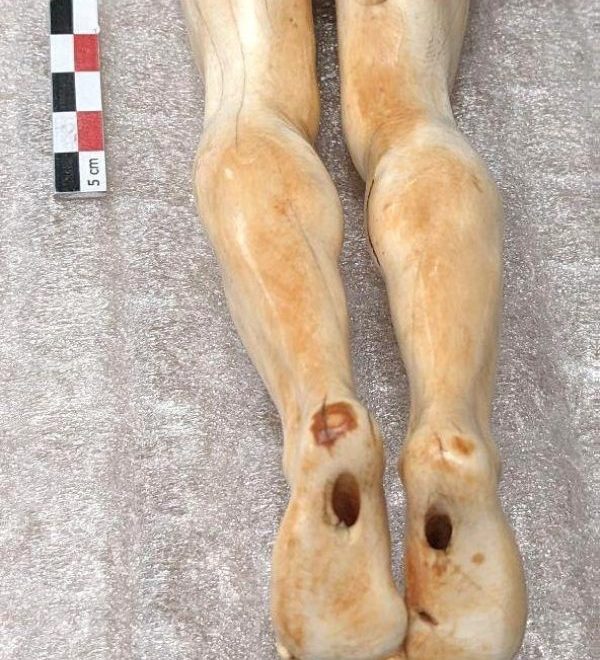 Revers de la statue du Christ en ivoire, zoomée sur les mollets et les cavités des pieds