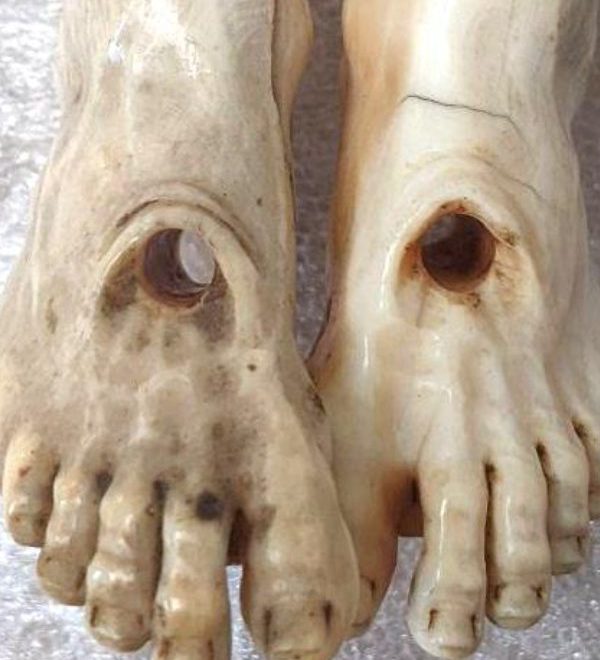 Les pieds de la statue en ivoire du Christ en cours de nettoyage